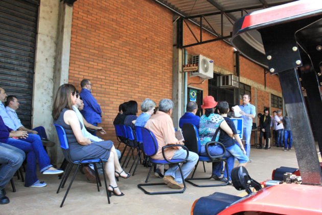 Entrega de trator por Vander reuniu professores, t&eacute;cnicos e acad&ecirc;micos da UFMS e dirigentes de movimentos sociais