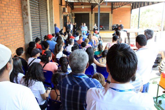 Entrega de trator por Vander reuniu professores, t&eacute;cnicos e acad&ecirc;micos da UFMS e dirigentes de movimentos sociais