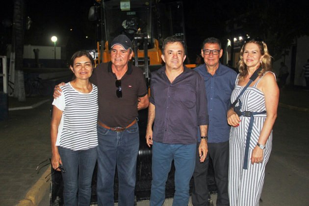 Vander esteve em sua cidade natal para oficializar ao lado do prefeito a entrega de uma p&aacute; carregadeira