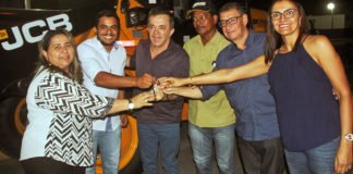 Vander esteve em sua cidade natal para oficializar ao lado do prefeito a entrega de uma pá carregadeira