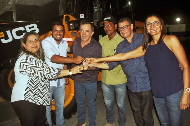 Vander esteve em sua cidade natal para oficializar ao lado do prefeito a entrega de uma p&aacute; carregadeira