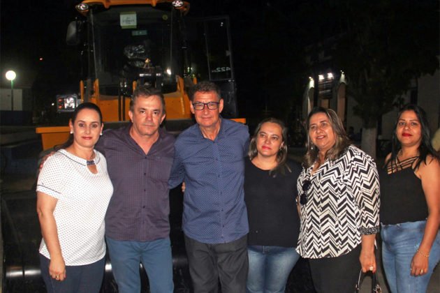 Vander esteve em sua cidade natal para oficializar ao lado do prefeito a entrega de uma p&aacute; carregadeira