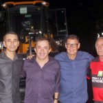 Vander esteve em sua cidade natal para oficializar ao lado do prefeito a entrega de uma pá carregadeira