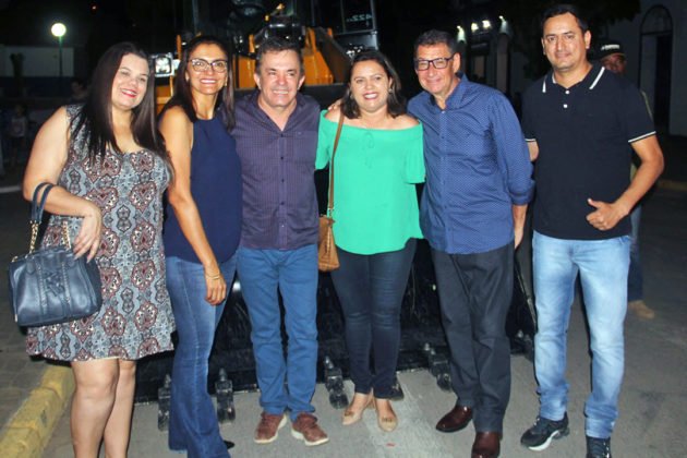 Vander esteve em sua cidade natal para oficializar ao lado do prefeito a entrega de uma p&aacute; carregadeira