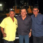 Vander esteve em sua cidade natal para oficializar ao lado do prefeito a entrega de uma pá carregadeira