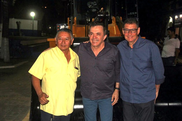 Vander esteve em sua cidade natal para oficializar ao lado do prefeito a entrega de uma p&aacute; carregadeira