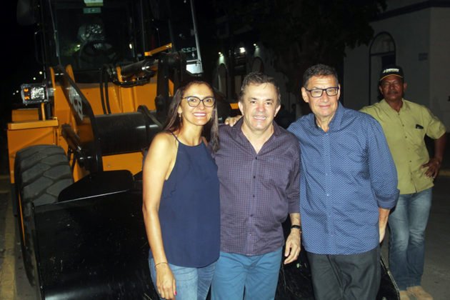 Vander esteve em sua cidade natal para oficializar ao lado do prefeito a entrega de uma p&aacute; carregadeira