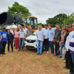 Pá carregadeira viabilizada por Vander foi entregue em Nioaque durante celebração na Colônia Conceição