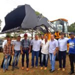 Pá carregadeira viabilizada por Vander foi entregue em Nioaque durante celebração na Colônia Conceição