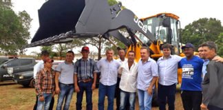 Pá carregadeira viabilizada por Vander foi entregue em Nioaque durante celebração na Colônia Conceição