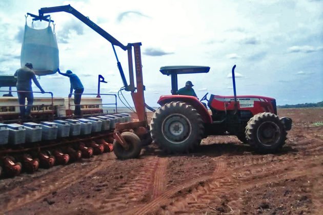 Ind&iacute;genas da Aldeia Guassuty preparam o solo para plantio com aux&iacute;lio da patrulha mecanizada