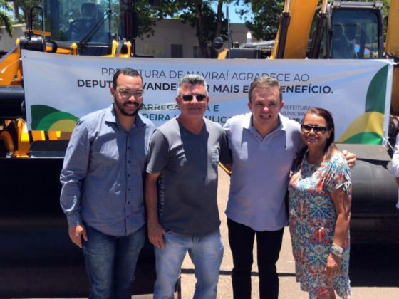 P&aacute; carregadeira e escavadeira hidr&aacute;ulica foram adquiridas gra&ccedil;as a emenda parlamentar do deputado Vander