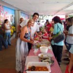 O assessor Thiago representou Vander e caminhou pela feirinha ao lado de Mirian