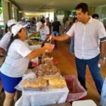 O assessor Thiago representou Vander na visita à feirinha e conversou com os produtores