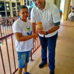 O assessor Thiago representou Vander na visita à feirinha e conversou com os produtores
