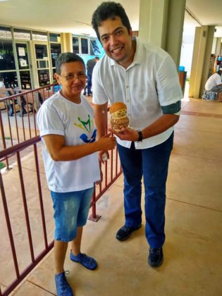 O assessor Thiago representou Vander na visita &agrave; feirinha e conversou com os produtores