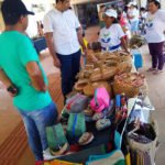 O assessor Thiago representou Vander na visita à feirinha e conversou com os produtores