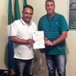 Alexandrino e Giovani exibem o ofício de Vander que confirmou a emenda para Aral Moreira