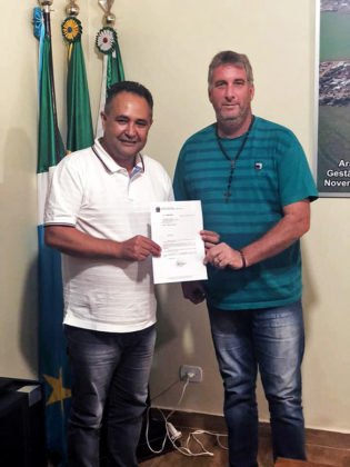 Alexandrino e Giovani exibem o of&iacute;cio de Vander que confirmou a emenda para Aral Moreira