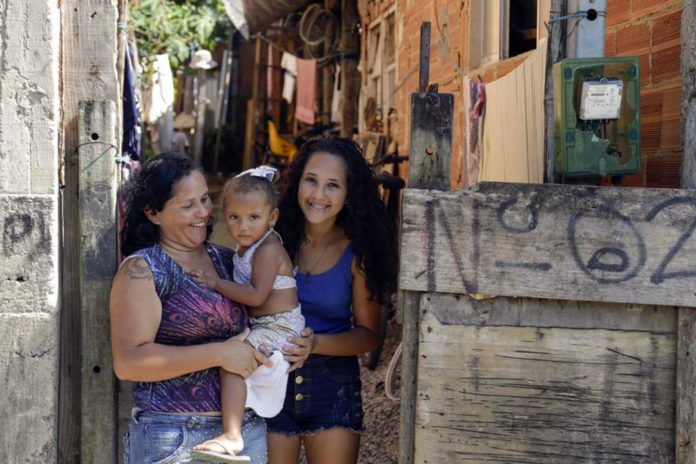 Famílias de baixa renda aguardam ansiosas pelo auxílio emergencial