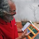 O assessor parlamentar Walber Noleto guarda um exemplar do livro "Sabores do Cerrado e Pantanal"