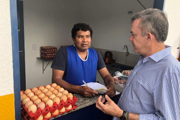 Jer&ocirc;nimo de Moura conversando com o deputado Vander Loubet na inaugura&ccedil;&atilde;o do Cepaf