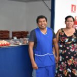 Jerônimo de Moura e sua esposa, em frente ao box da família no Cepaf de Terenos
