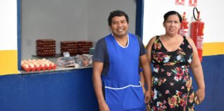 Jerônimo de Moura e sua esposa, em frente ao box da família no Cepaf de Terenos