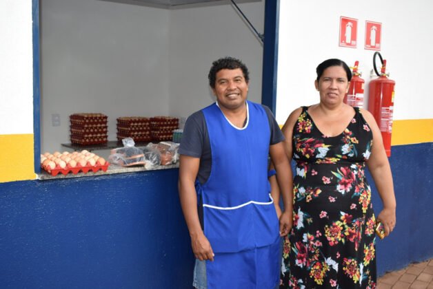 Jer&ocirc;nimo de Moura e sua esposa, em frente ao box da fam&iacute;lia no Cepaf de Terenos