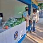 O agricultor Herculano da Cruz com colega de feira