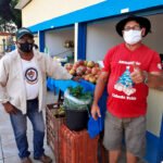 O agricultor Herculano da Cruz com colega de feira