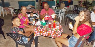 Feirantes destacam importância da praça da alimentação e afirmam que ela ajuda a atrair clientes para a Feira.