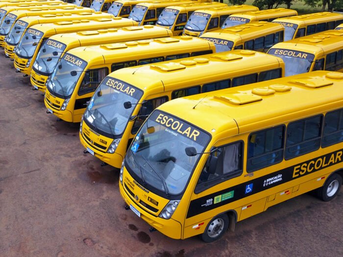 Bancada Federal e Estado entregam ônibus escolares para 79 municípios de MS
