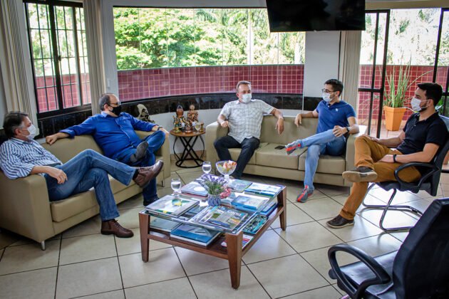 Reuni&atilde;o de Vander e alunos de Medicina com o reitor tratou da antecipa&ccedil;&atilde;o das formaturas dos cursos de sa&uacute;de