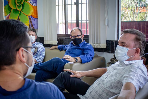 Reuni&atilde;o de Vander e alunos de Medicina com o reitor tratou da antecipa&ccedil;&atilde;o das formaturas dos cursos de sa&uacute;de