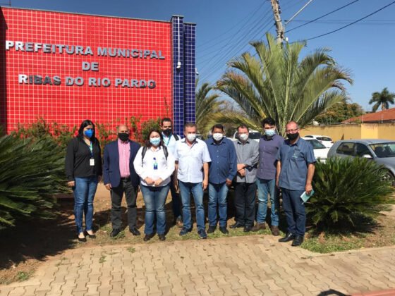 Vander, Funtrab e prefeito discutem trabalho ind&iacute;gena na planta&ccedil;&atilde;o de eucalipto em Ribas