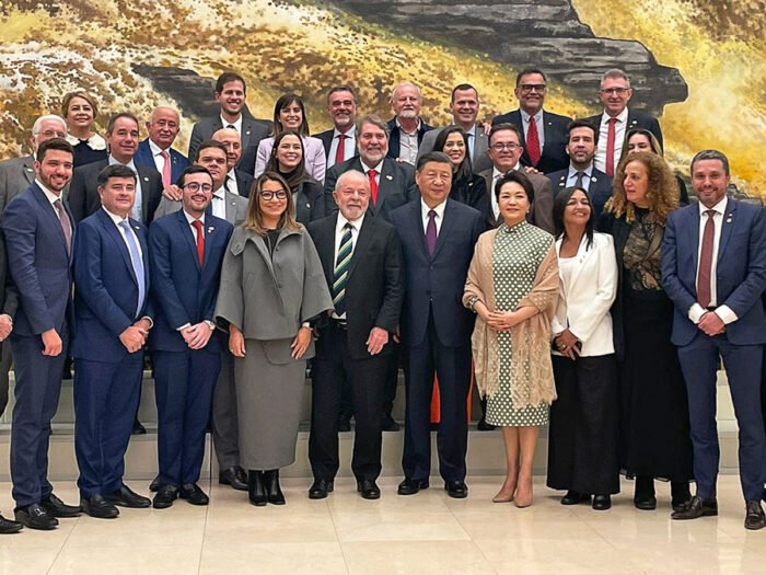Comitiva brasileira posa para foto com o primeiro-ministro chinês Xi Jinping