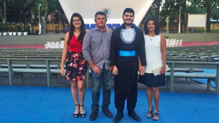 Dener, ao lado dos pais Francisco e Luzinete e da irmã Vitória, na sua formatura na UFC (acervo pessoal)