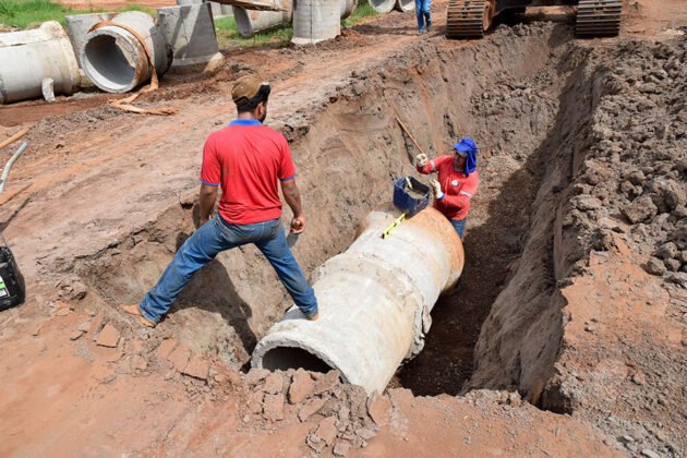 Iguatemi inicia asfalto na Vila Oper&aacute;ria viabilizado por emenda de Vander