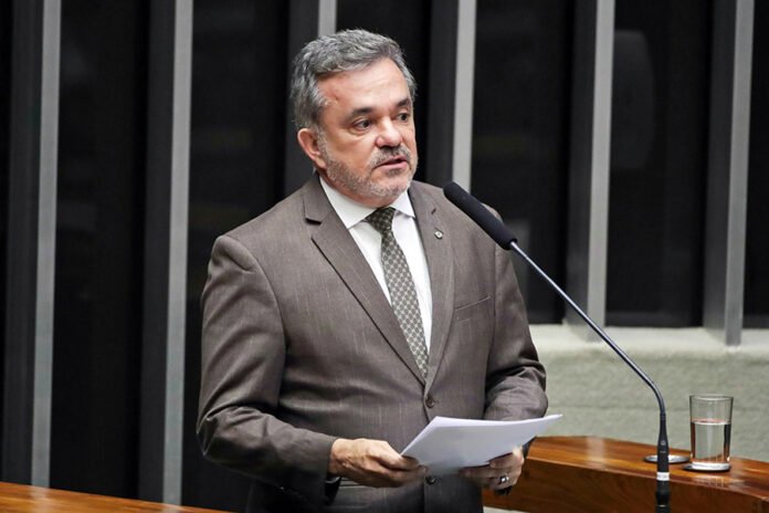 Vander critica exclusão do Centro-Oeste em grupos da Reforma Tributária