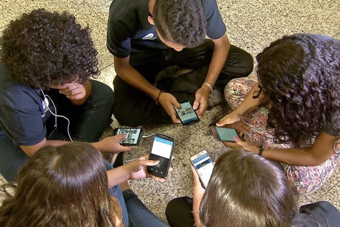 O uso do celular e seus benefícios e riscos