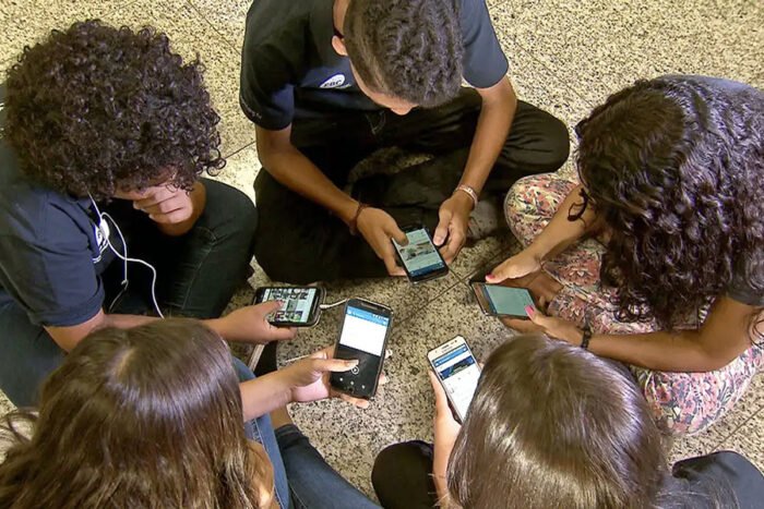O uso do celular e seus benefícios e riscos