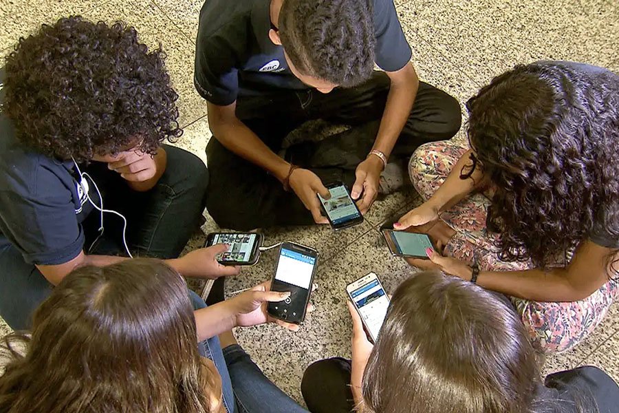 O uso do celular e seus benefícios e riscos