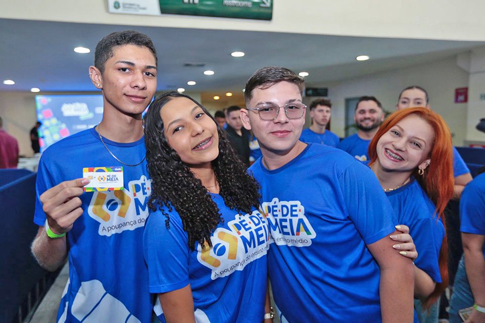 Estudantes que concluíram ensino médio e fizeram Enem podem sacar bônus do Pé-de-Meia