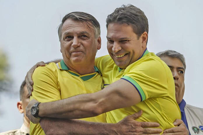 Bolsonaro não pode pegar carona na imunidade de Ramagem