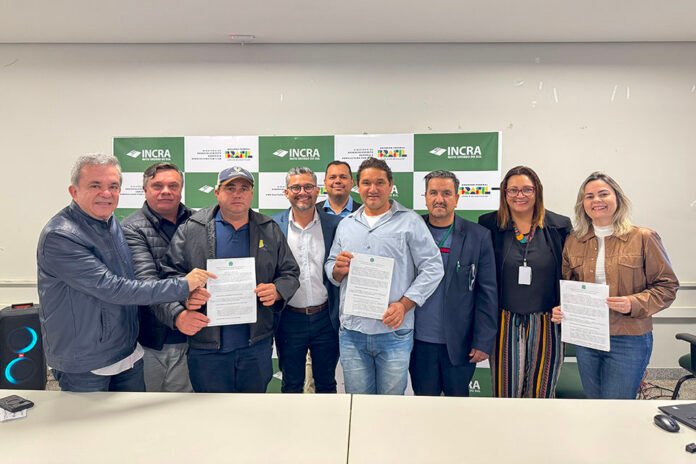 Vander celebra entrega de áreas do Incra para assentamentos em MS Vander celebra entrega de áreas do Incra para assentamentos em MS