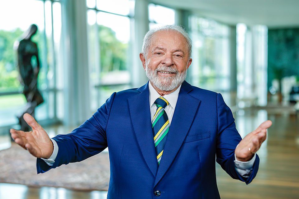 Lula zera imposto e subsidia diesel para conter alta do petróleo