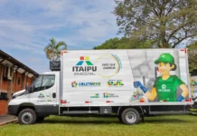 Itaipu e Vander entregam caminhão para trabalhadores da coleta seletiva de Dourados