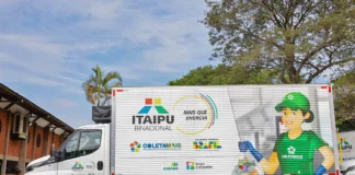 Itaipu e Vander entregam caminhão para trabalhadores da coleta seletiva de Dourados