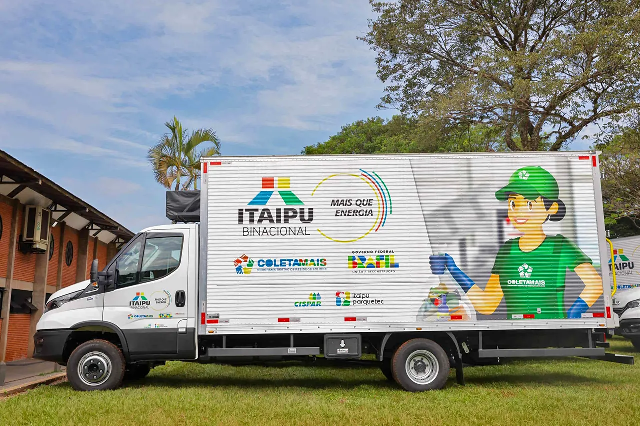 Itaipu e Vander entregam caminhão para trabalhadores da coleta seletiva de Dourados